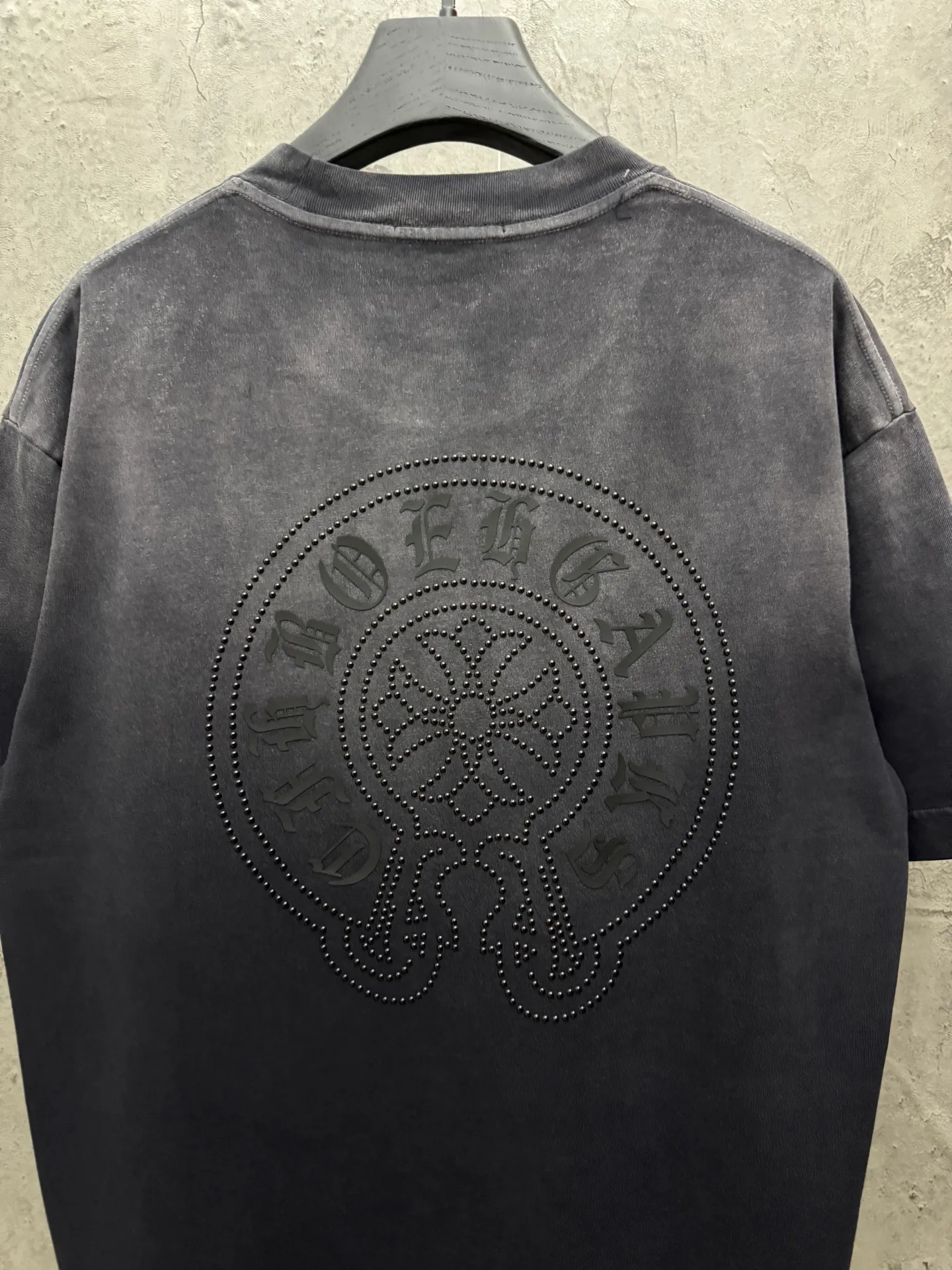 P210 top version, real shot without P, ​​different from market currency) 𝗖𝗵𝗿𝗼𝗺𝗲 𝗛𝗲𝗮𝗿𝘁𝘀/Croxin 2026 Spring New Original Single Counter American Washed Ding Lettering Film Embroidered Couple Short Sleeves 👑The highest version! Customized fabric 320 grams, washed and fried, spray horse slip craft, best-selling model at the counter, very comfortable to wear. Accessories: original molded and authenticated collar label ➕ 100% silk wash label. Genuine purchase-grade original hangtag➕matching hanging rope➕3D hanging beads➕original packaging bag. Craftsmanship: The original version has consistent wiring! The highest version of the armhole matching technique! Color: Red Black Size: M L XL 2XL Style No.: 2062